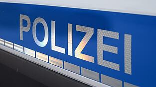 Die Polizei bittet auch Zuschauer eines Jugendfußballspiels, sich mit Hinweisen zu melden. (Symbolbild) Die Polizei bittet auch Zuschauer eines Jugendfußballspiels, sich mit Hinweisen zu melden. (Symbolbild)