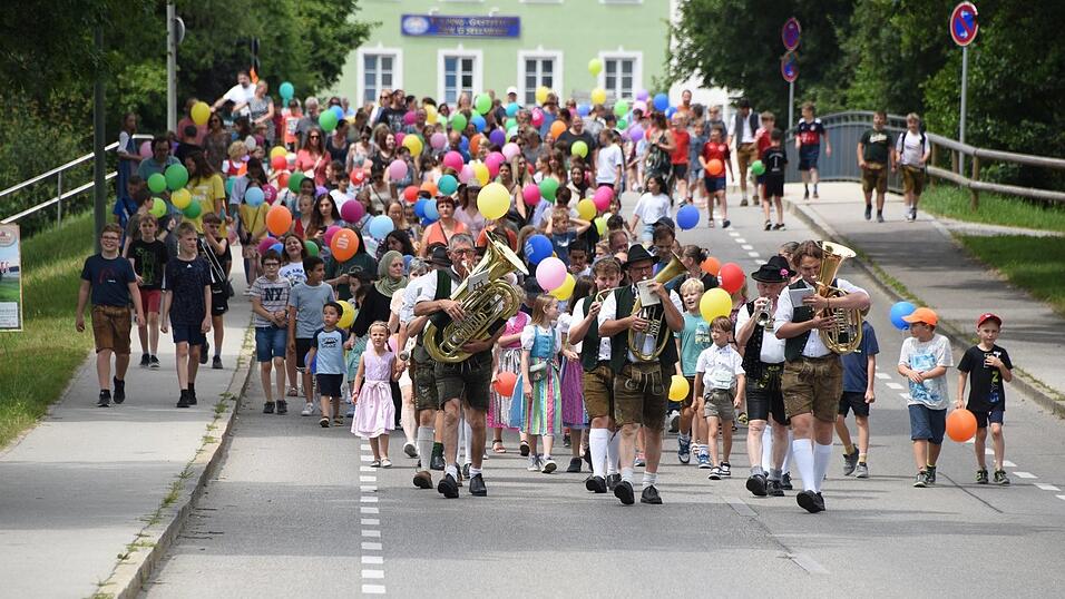 Farbenfroh war der Auszug der Kinder von der Grundschule zur Stadthalle.