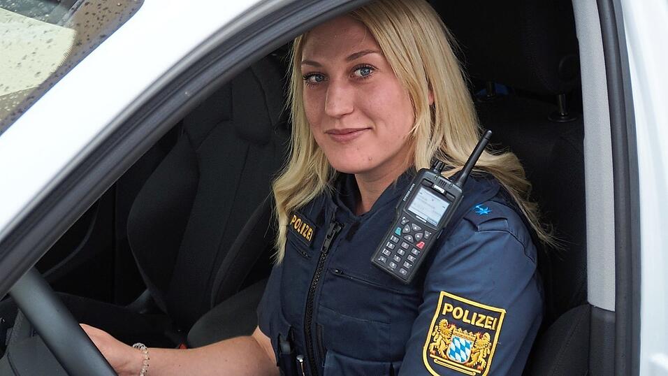 Polizeimeisterin Milena Heins am Steuer eines Dienstfahrzeugs der Polizeiinspektion Landau Polizeimeisterin Milena Heins am Steuer eines Dienstfahrzeugs der Polizeiinspektion Landau