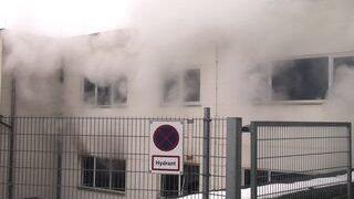 Es dauerte bis in die frühen Morgenstunden, ehe die Einsatzkräfte der Feuerwehr das Feuer unter Kontrolle hatten. (Foto: ih) Es dauerte bis in die frühen Morgenstunden, ehe die Einsatzkräfte der Feuerwehr das Feuer unter Kontrolle hatten. (Foto: ih)