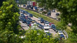 Auf der A8 sind häufig Staus - das wird zu Beginn der Sommerferien nicht anders sein. (Archivbild)