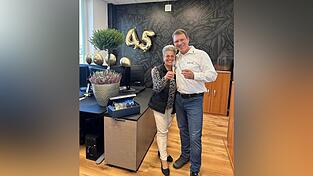 Anstoßen auf 45 Jahre: Jutta Brem und Albert Schub.