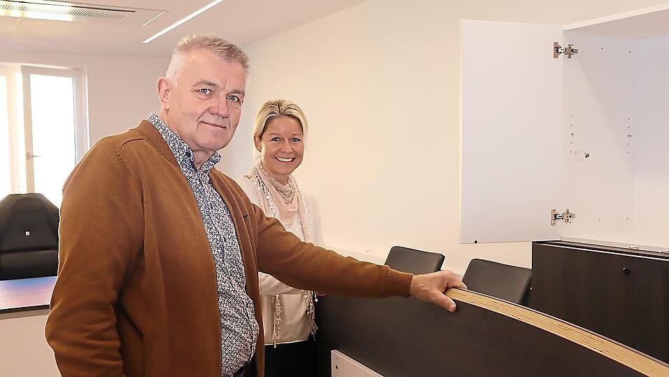 Im neuen Bürgermeisterbüro mussten Josef Dollinger und Vorzimmerdame Manuela Schmid einige Male umstellen, bis alles Platz fand. Im neuen Bürgermeisterbüro mussten Josef Dollinger und Vorzimmerdame Manuela Schmid einige Male umstellen, bis alles Platz fand.
