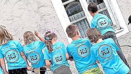 &bdquo;Kolping cool - Jugend cool&ldquo; steht auf den blauen T-Shirts der Kolpingkinder, die sich f&uuml;r ihre Altergenossen eine abwechslungsreiche Ferien-Challenge ausgedacht haben.