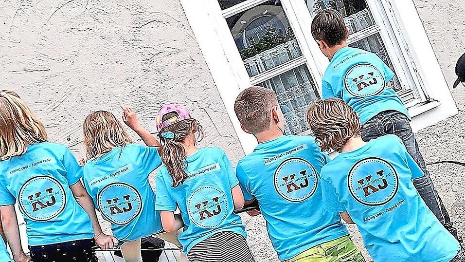 „Kolping cool - Jugend cool“ steht auf den blauen T-Shirts der Kolpingkinder, die sich für ihre Altergenossen eine abwechslungsreiche Ferien-Challenge ausgedacht haben. „Kolping cool - Jugend cool“ steht auf den blauen T-Shirts der Kolpingkinder, die sich für ihre Altergenossen eine abwechslungsreiche Ferien-Challenge ausgedacht haben.