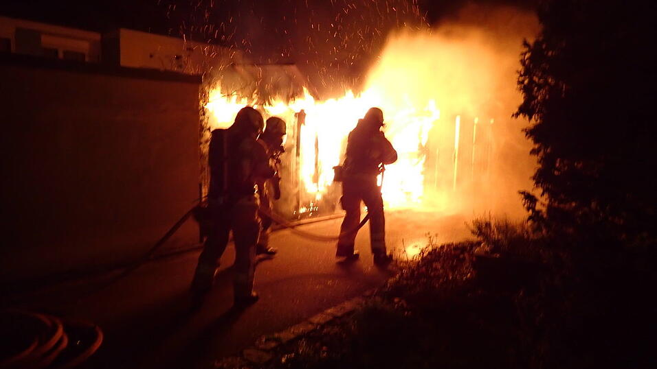 Die Berufsfeuerwehr und der Löschzug Wutzlhofen bekämpften die Flammen. Die Berufsfeuerwehr und der Löschzug Wutzlhofen bekämpften die Flammen.