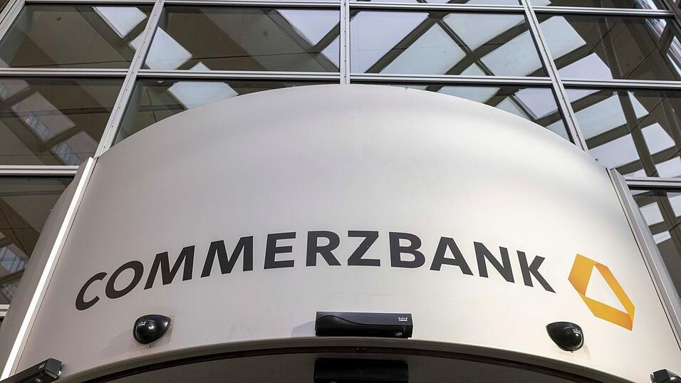 Die Commerzbank sträubt sich weiter gegen eine Übernahme. Doch Kontakt zur italienischen Unicredit gibt es. Die Commerzbank sträubt sich weiter gegen eine Übernahme. Doch Kontakt zur italienischen Unicredit gibt es.