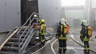 Es dauerte bis in die frühen Morgenstunden, ehe die Einsatzkräfte der Feuerwehr das Feuer unter Kontrolle hatten. (Foto: ih) Es dauerte bis in die frühen Morgenstunden, ehe die Einsatzkräfte der Feuerwehr das Feuer unter Kontrolle hatten. (Foto: ih)
