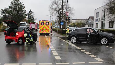 Zwei Personen wurden beim Zusammensto&szlig; verletzt.