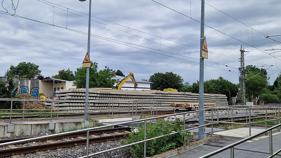 Bahnschwellen sind neben den Gleisen aufeinandergestapelt. Bahnschwellen sind neben den Gleisen aufeinandergestapelt.