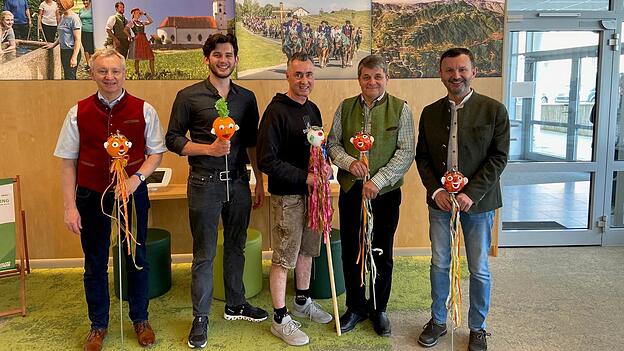 Freuen sich bereits auf das Gstanzlsingen (v.l.): Kurdirektor Sepp Barth, Glasbläsermeister Michael Weinfurtner, der für die Pfingstköpfe verantwortlich zeichnet, Festwirt Matthias Dimpfl, Josef „Bäff“ Piendl und Bürgermeister Markus Hofmann.