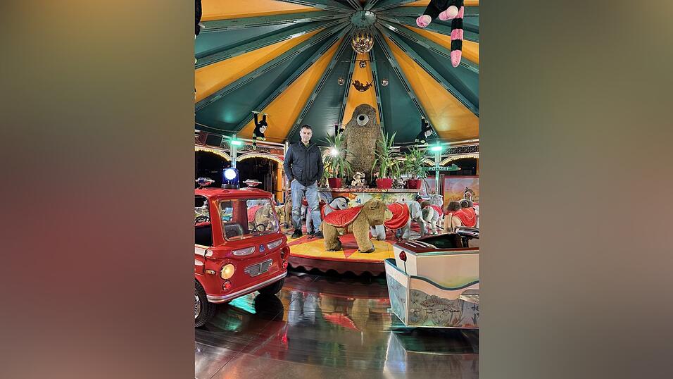 Thomas Neudert sicherte sich mit 15 Jahren das Vorkaufsrecht für das Karussell. Nach 30 Jahren kam es wieder „heim“ nach Viechtach. Thomas Neudert sicherte sich mit 15 Jahren das Vorkaufsrecht für das Karussell. Nach 30 Jahren kam es wieder „heim“ nach Viechtach.