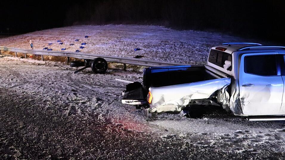 Herausgerissen liegt die Hinterachse des Pick-ups auf der Fahrbahn.