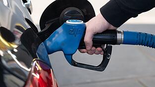 Eine Mehrheit rechnet nicht mit Preissenkungen beim Tanken. (Archivbild)