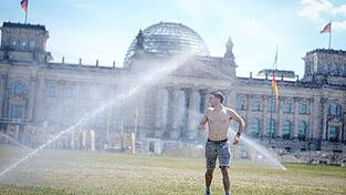 Coole Orte hat Deutschland viele, nicht nur unter dem Rasensprenger am Reichstag.