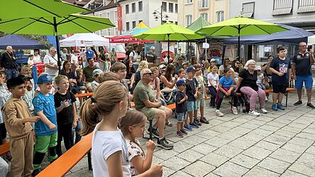 Schon vor dem offiziellen Start des Spielefestes nahmen viele Kinder auf den B&auml;nken vor der B&uuml;hne Platz.