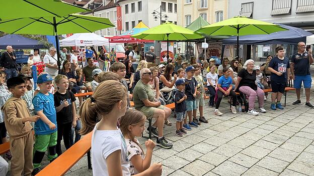 Schon vor dem offiziellen Start des Spielefestes nahmen viele Kinder auf den Bänken vor der Bühne Platz. Schon vor dem offiziellen Start des Spielefestes nahmen viele Kinder auf den Bänken vor der Bühne Platz.