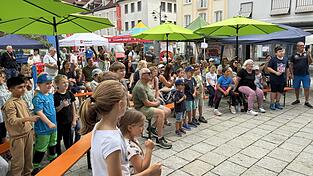 Schon vor dem offiziellen Start des Spielefestes nahmen viele Kinder auf den Bänken vor der Bühne Platz. Schon vor dem offiziellen Start des Spielefestes nahmen viele Kinder auf den Bänken vor der Bühne Platz.