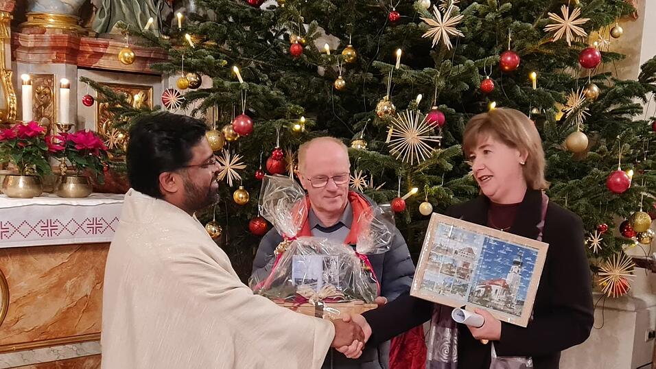 Präsente für Pater Johnson Kattayil (v.l.): Josef Schollerer und Pfarrgemeinderatssprecherin Judith Schedlbauer bedankten sich stellvertretend für Kirchenverwaltung und Pfarrgemeinderat für die schöne gemeinsame Zeit. Präsente für Pater Johnson Kattayil (v.l.): Josef Schollerer und Pfarrgemeinderatssprecherin Judith Schedlbauer bedankten sich stellvertretend für Kirchenverwaltung und Pfarrgemeinderat für die schöne gemeinsame Zeit.