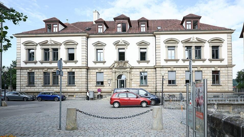 Ein umstürzender Baum erschlug in der Nähe von Forchheim einen kleinen Jungen. Die juristische Verantwortung wird am Amtsgericht Forchheim geklärt.