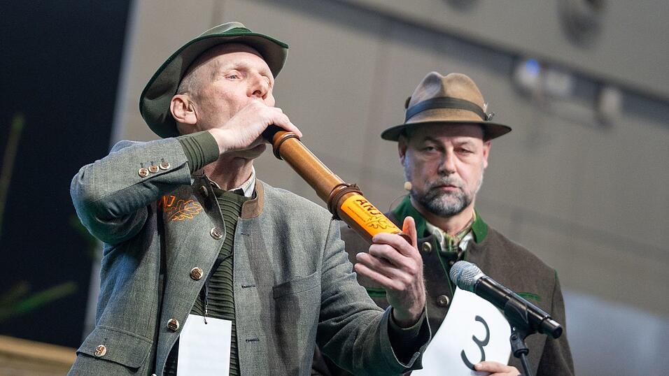 Klang von allen Teilnehmern am besten wie ein Hirsch: Der Gewinner der Deutschen Meisterschaft der Hirschrufer, Thomas Soltwedel (links).