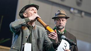 Klang von allen Teilnehmern am besten wie ein Hirsch: Der Gewinner der Deutschen Meisterschaft der Hirschrufer, Thomas Soltwedel (links).