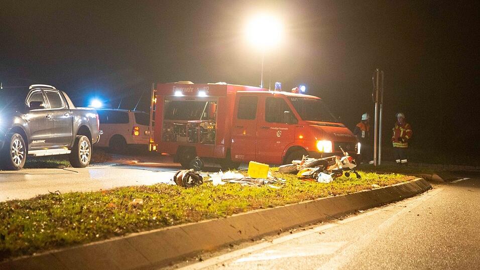 Unfalltragödie am Samstagabend bei Furth im Landkreis Landshut: dabei kam ein 16-jähriger Jugendlicher ums Leben. Die Rottenburger Polizei sucht jetzt nach Zeugen des Unfalls. Unfalltragödie am Samstagabend bei Furth im Landkreis Landshut: dabei kam ein 16-jähriger Jugendlicher ums Leben. Die Rottenburger Polizei sucht jetzt nach Zeugen des Unfalls.