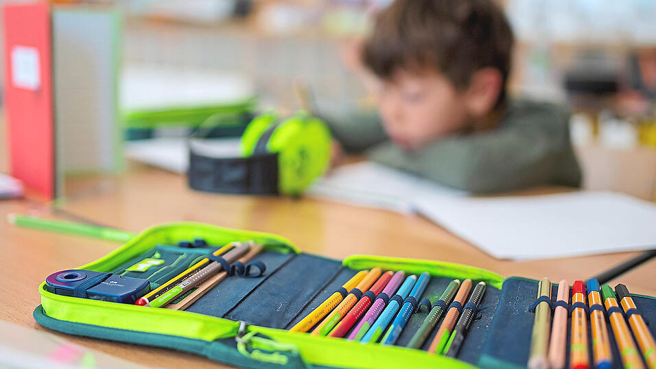 Nach Angaben des Deutschen Lehrerverbandes waren im vergangenen Jahr bis zu 40.000 Vollzeitstellen nicht besetzt. Lehrkräfte klagen über hohe Bürokratie und mangelnde Wertschätzung. Quereinsteiger bieten eine Lösung, aber langfristige Veränderungen und ein gesellschaftliches Umdenken sind notwendig. 