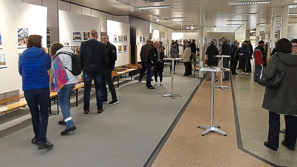Bei der Ausstellung in der Stadtwerkstatt wurden den Besuchern rund 800 Vorher-Nachher-Fotos der Gebäude gezeigt und es gab auch Gelegenheit zu Gesprächen und zum Informationsaustausch. Bei der Ausstellung in der Stadtwerkstatt wurden den Besuchern rund 800 Vorher-Nachher-Fotos der Gebäude gezeigt und es gab auch Gelegenheit zu Gesprächen und zum Informationsaustausch.