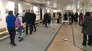 Bei der Ausstellung in der Stadtwerkstatt wurden den Besuchern rund 800 Vorher-Nachher-Fotos der Gebäude gezeigt und es gab auch Gelegenheit zu Gesprächen und zum Informationsaustausch.