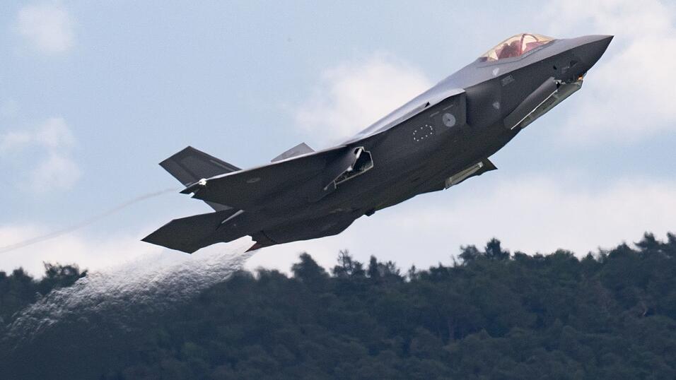Ein Kampfjet vom Typ F-35 startet in Ramstein Ein Kampfjet vom Typ F-35 startet in Ramstein