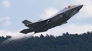 Ein Kampfjet vom Typ F-35 startet in Ramstein