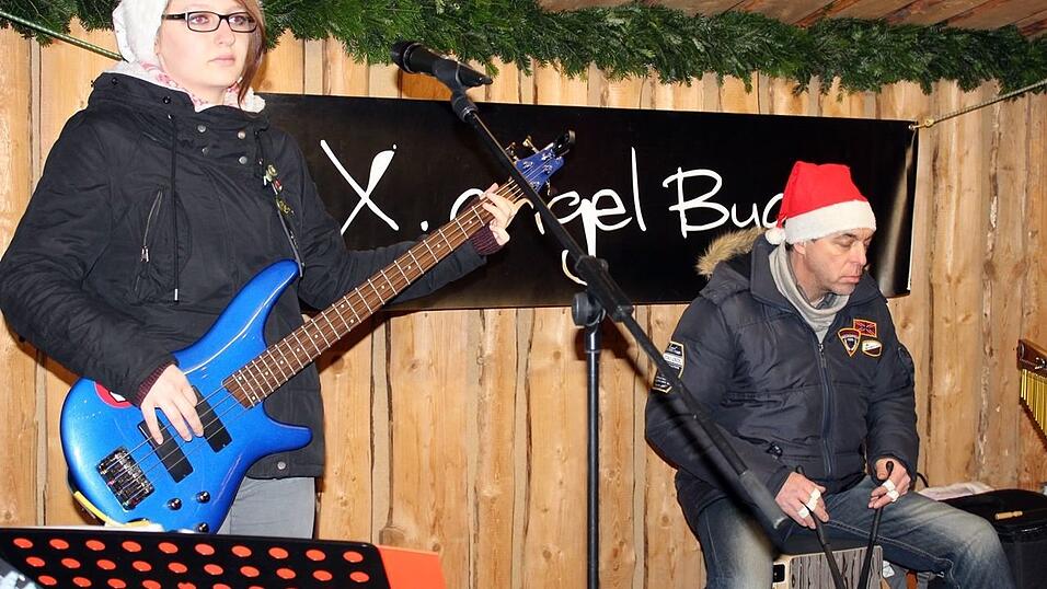 Der idyllische Christkindlmarkt in der Freyung in Landshut zählt zu den schönsten Christkindlmärkten Bayerns. Bei eisigen Temperaturen ist dort insbesondere die Glühwein-Alm natürlich heiß begehrt. Der idyllische Christkindlmarkt in der Freyung in Landshut zählt zu den schönsten Christkindlmärkten Bayerns. Bei eisigen Temperaturen ist dort insbesondere die Glühwein-Alm natürlich heiß begehrt.