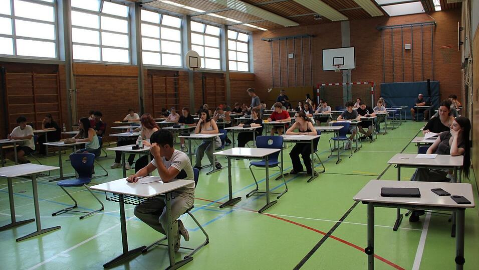 F&uuml;r die Pr&uuml;fung waren die 94 Sch&uuml;ler auf die Turnhallen der Grund- und Mittelschule verteilt.