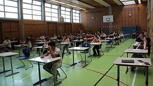 F&uuml;r die Pr&uuml;fung waren die 94 Sch&uuml;ler auf die Turnhallen der Grund- und Mittelschule verteilt.