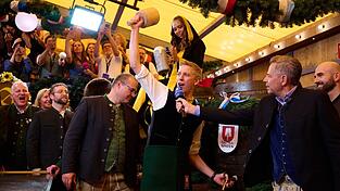 Dominik Krause er&ouml;ffnet erstmals das Oktoberfest mit dem Anzapfen des ersten Fasses Bier.