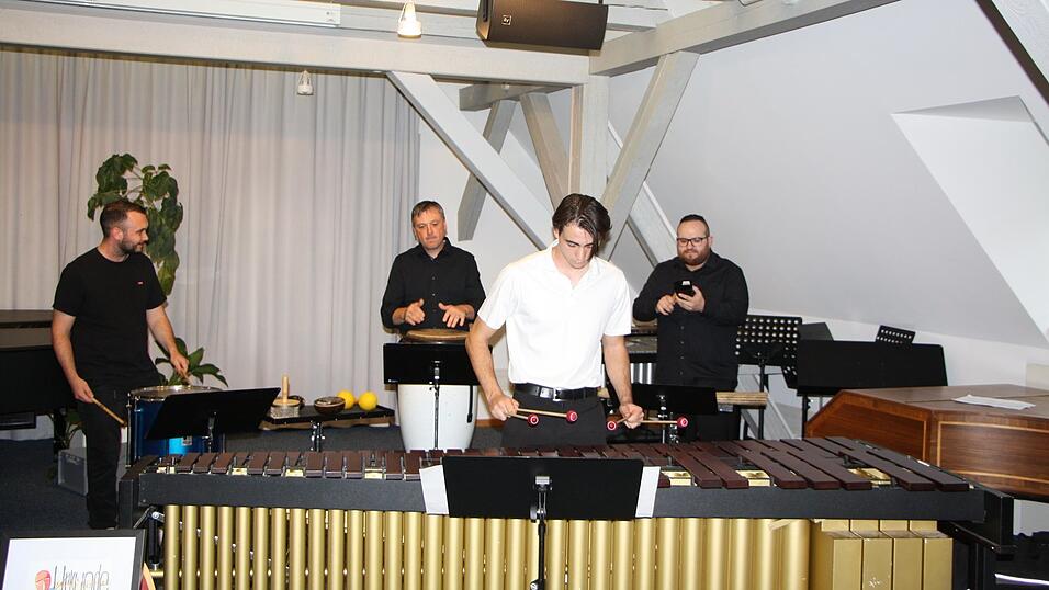 Bei einem seiner Stücke bekommt Raphael Hahn Rückendeckung von der Percussionlehrer der Schule. Bei einem seiner Stücke bekommt Raphael Hahn Rückendeckung von der Percussionlehrer der Schule.