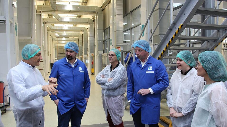 Den G&auml;sten wurden die Produktionsschritte im Werk der Firma Linhardt gezeigt. Hier muss alles sauber ablaufen, vor dem sogenannten Reinraum, wo die Tuben vor allem f&uuml;r die Pharmazie verpackt werden, gibt es noch eine weitere Hygieneschranke. Zuvor nahm er sich Zeit, um mit uns &uuml;ber die momentane wirtschaftliche und politische Situation zu sprechen.