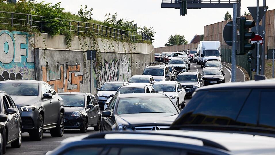 Wenn Plan und Wirklichkeit aufeinander treffen, steht man plötzlich im Stau. Der neue Abschnitt der Berliner Stadtautobahn endet in einem Nadelöhr, mit dem Fahrrad geht es schneller voran.