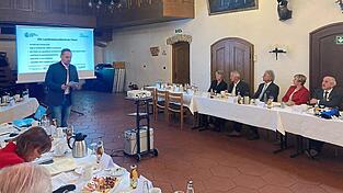 Musikschuldirektor Andreas Stögmüller erläutert dem Kulturausschuss die Arbeit der Bildungseinrichtung. Musikschuldirektor Andreas Stögmüller erläutert dem Kulturausschuss die Arbeit der Bildungseinrichtung.