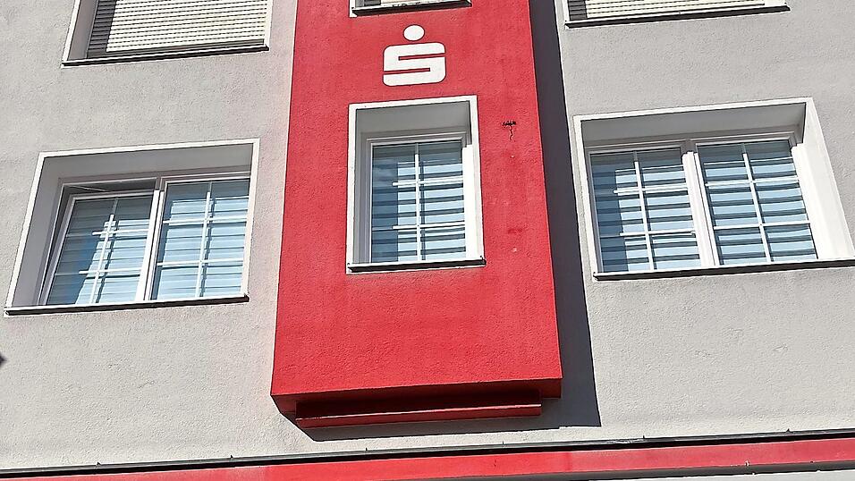 Die Fusion der Kreissparkasse Kelheim, im Bild die Filiale in Mainburg, und der Sparkasse Ingolstadt Eichst&auml;tt ist endg&uuml;ltig vom Tisch.