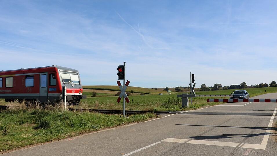 On-Demand-Verkehre hätten als Zubringer zur Buslinie 58 sowie zur Gäubodenbahn (Bild) fungieren sollen. Deren Einführung wurde allerdings gestoppt: Sie hätten zu viel Geld verschlungen. On-Demand-Verkehre hätten als Zubringer zur Buslinie 58 sowie zur Gäubodenbahn (Bild) fungieren sollen. Deren Einführung wurde allerdings gestoppt: Sie hätten zu viel Geld verschlungen.