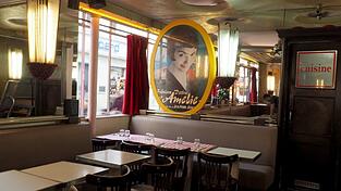 Ein Blick in das &laquo;Caf&eacute; des Deux Moulins&raquo;, in dem die Hauptdarstellerin Audrey Tautou in &laquo;Die fabelhafte Welt der Am&eacute;lie&raquo; als Kellnerin arbeitet.
