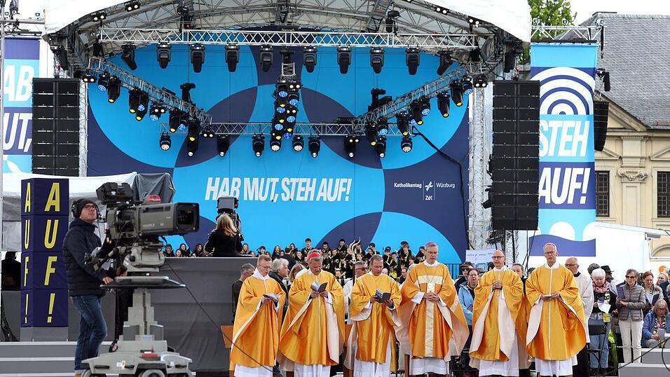 Der Gottesdienst wurde auf einer großen Bühne gefeiert. Der Gottesdienst wurde auf einer großen Bühne gefeiert.