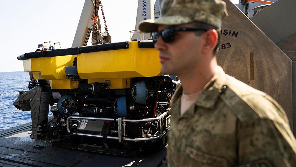 Mit Hilfe des t&uuml;rkischen Schiffes TCG Isin (A-583) soll das Wrack des am Sonntag gesunkenen Katamarans untersucht werden.