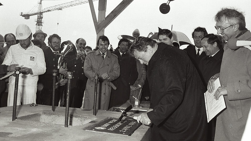 Grundsteinlegung für das BMW-Werk Regensburg am 2. April 1984, mit dem damaligen bayerischen Ministerpräsidenten Franz-Josef Strauß. Grundsteinlegung für das BMW-Werk Regensburg am 2. April 1984, mit dem damaligen bayerischen Ministerpräsidenten Franz-Josef Strauß.