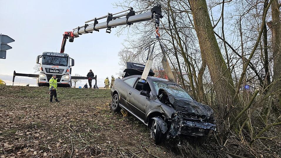 Bei Eberspoint ist ein Auto samt Insassen in die Vils gestürzt. Einsatzkräfte mussten das Fahrzeug später bergen.