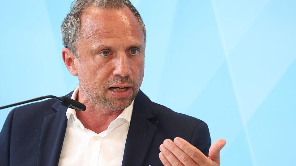 Bei der BR-Radltour hat Umweltminister Thorsten Glauber einen schweren Sturz erlitten und sich dabei mehrere Knochenbr&uuml;che zugezogen. (Archivbild)