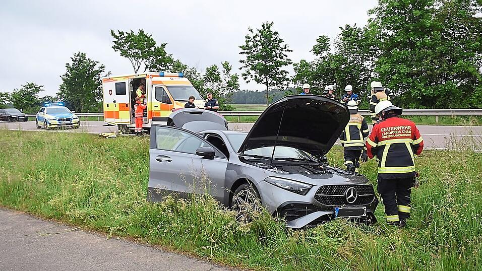 Den Sachschaden am Mercedes schätzt die Polizei auf circa 7.500 Euro.