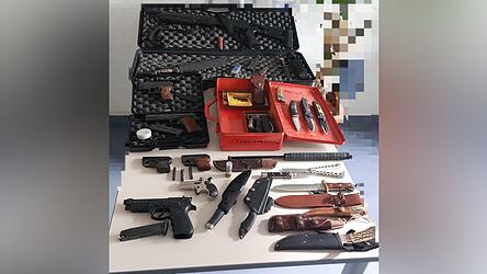 Das Foto zeigt nur einen Teil der sichergestellten Waffen.